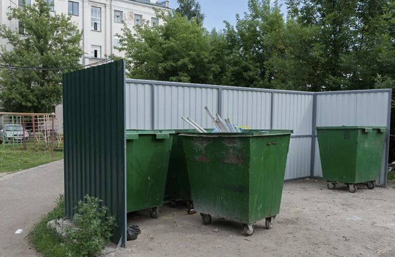 На контейнерных площадках в Костроме начали устанавливать бетонные ограждения взамен металлических